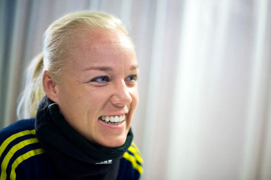 Sveriges Caroline Seger bli intervjuad innan en träning