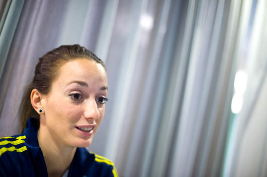 Sveriges Kosovare Asllani bli intervjuad innan en träning