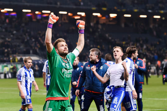 IFK Göteborgs målvakt John Alvbåge jublar