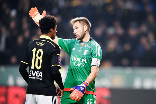s Noah Sonko Sundberg och IFK Göteborgs målvakt John