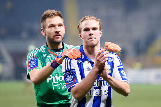 IFK Göteborgs målvakt John Alvbåge kramar om Gustav