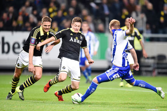 s Jos Hooiveld och Haukur Heidar Hauksson hakar fast i