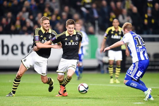 s Jos Hooiveld och Haukur Heidar Hauksson hakar fast i
