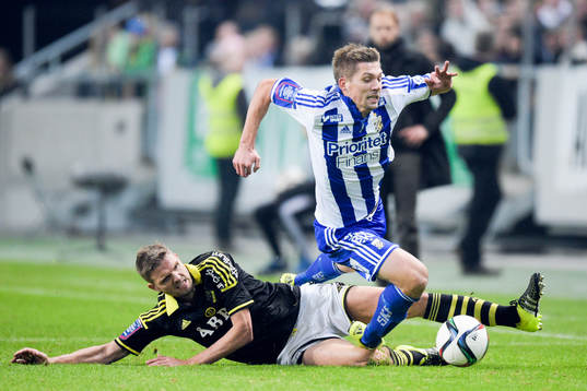 s Jos Hooiveld sparkar ner IFK Göteborgs Mikael Boman
