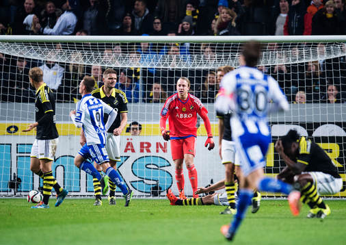 s Jos Hooiveld och målvakt Patrik Carlgren deppar