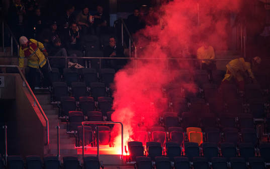 En bengaleld kastad från IFK Göteborg-klacken brinner