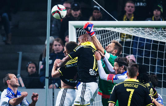 IFK Göteborgs målvakt John Alvbåge boxar bort bollen