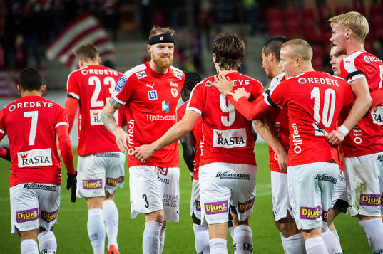Kalmars Marcus Antonsson gratuleras av bl a Marcus Nilsson