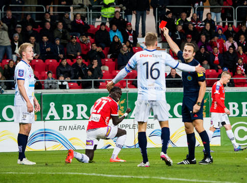 Domaren Kristoffer Karlsson visar ut Gefles Martin