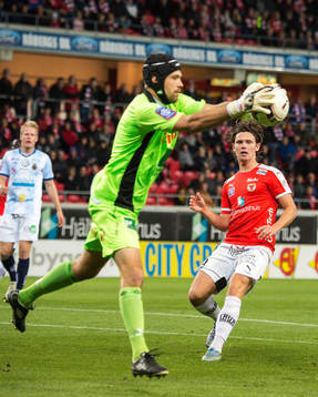 Gefles målvakt Emil Hedvall och Kalmars Marcus Antonsson
