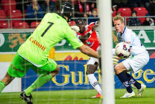 Kalmars Papa Alioune Diouf och Gefles målvakt Emil Hedvall