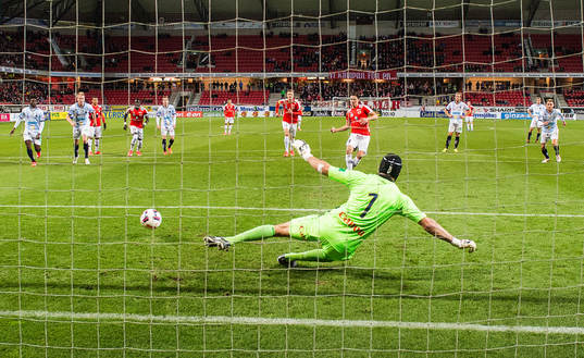 Kalmars Marcus Antonsson gör 1-0 på straff