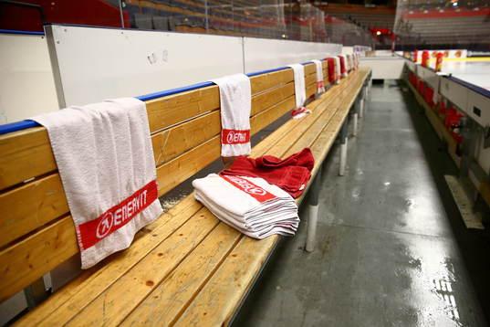 Handdukar utplacerade i ett av spelarbåsen innan