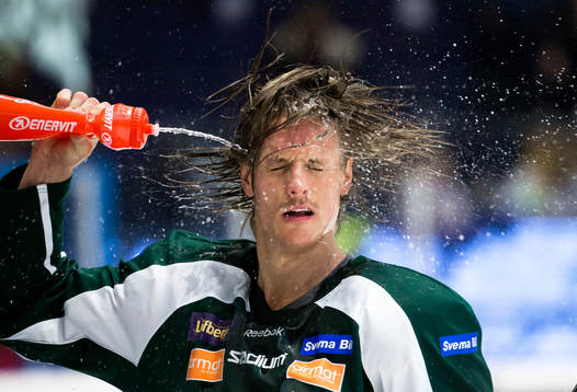 Färjestads Magnus Nygren svalkar sig