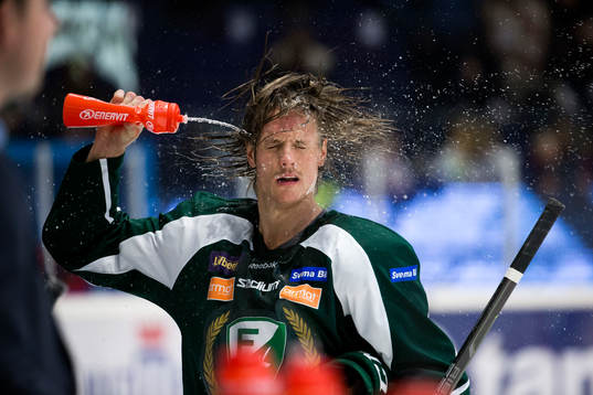 Färjestads Magnus Nygren svalkar sig