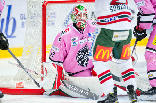 Modos målvakt Adam Reideborn deppar