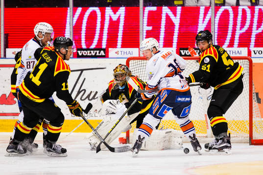 Brynäs Jesper Ollas, målvakt Bernhard Starkbaum  och Marc
