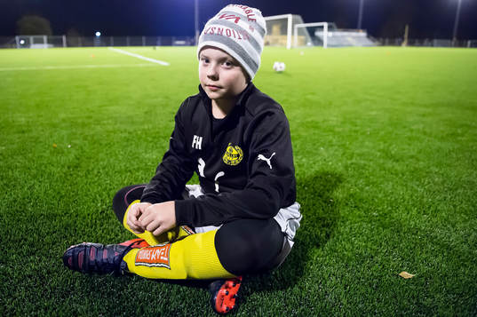 En ungdom i Mjällbys ungdomssektion lyssnar på sin