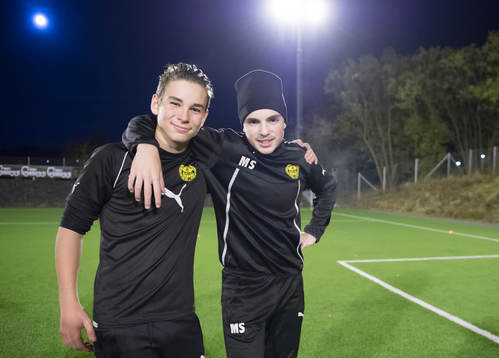 Två ungdomar i Mjällbys ungdomssektion lyssnar på sin