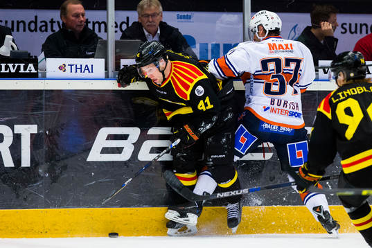 Brynäs Greg Scott i kamp om pucken med Växjös Adam Burish
