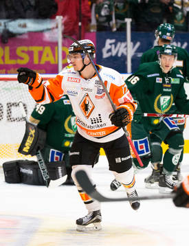Karlskronas Joel Kellman gör mål 1-2  och jublar medan