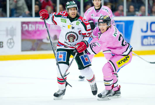 Frölundas Joel Lundqvist och Modos Albin Carlssonunder