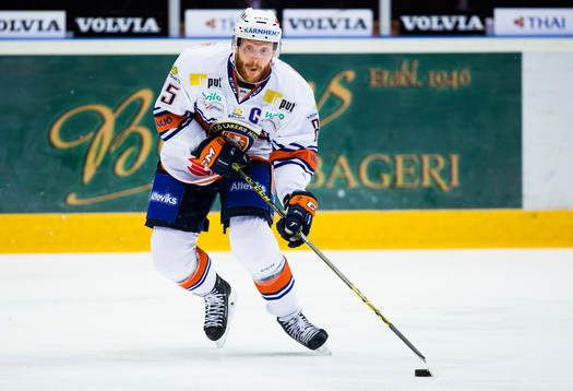 Växjös Liam Reddox med pucken