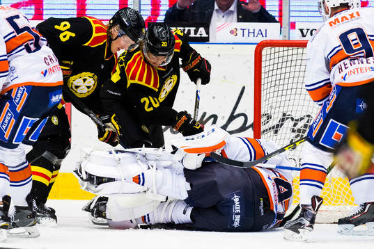 Brynäs Oskar Lindblom och Adam Brodecki i kamp om pucken