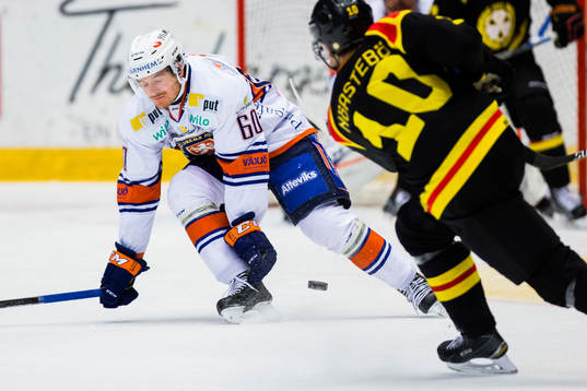 Växjös Erik Josefsson täcker skott från Brynäs Mattias