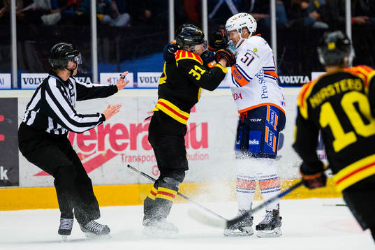 Brynäs Daniel Mannberg och Växjös Joey Crabb i slagsmål