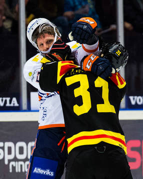 Brynäs Daniel Mannberg och Växjös Joey Crabb i slagsmål