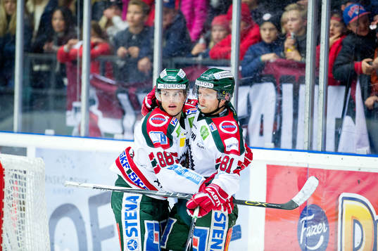 Frölundas Andreas Johnsson och Ryan Lasch jublar