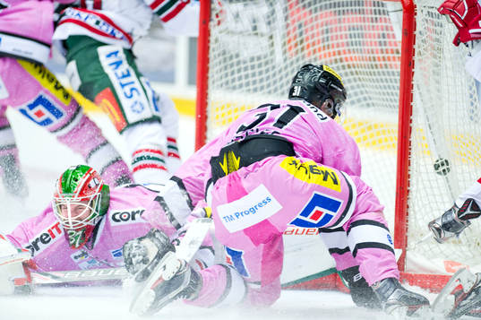 Modos målvakt Adam Reideborn när Frölundas Andreas