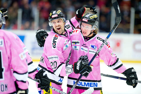 Modos Joel Kwaitkowski och Victor Olofsson jublar