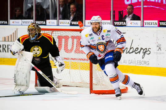 Brynäs målvakt Bernhard Starkbaum och Växjös Liam Reddox