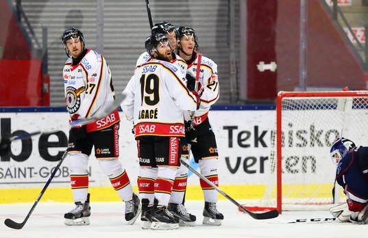 Luleå firar 3-2-målet, gjort av Johan Harju, med bara en