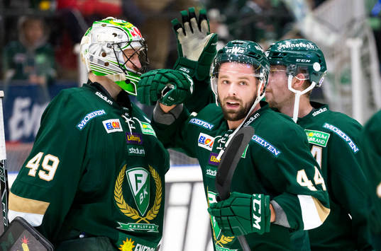 Färjestads Milan Gulas och Linus Persson kramar om