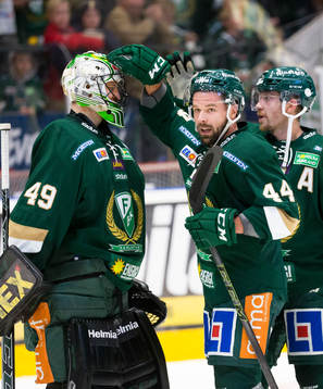 Färjestads Milan Gulas och Linus Persson kramar om