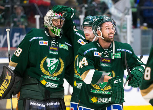 Färjestads Milan Gulas och Linus Persson kramar om