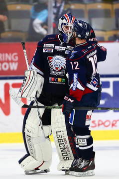 Linköpings målvakt Marcus Högberg och Sebastian Karlsson