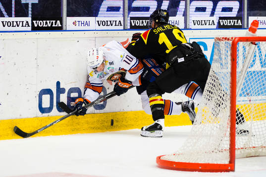 Växjös Richard Gynge trycks in i sargen av Brynäs Anssi