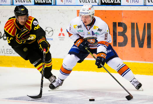 Brynäs Jonathan Pudas i försök att stoppa Växjös