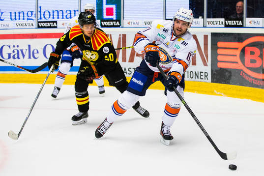 Brynäs Mattias Nörstebö jagar Växjös Linus Fröberg