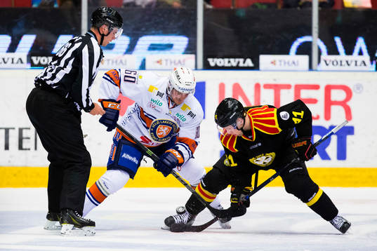 Växjös Erik Josefsson och Brynäs Greg Scott tekar