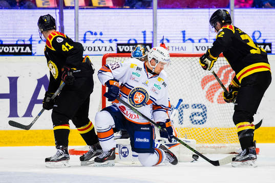 Växjös Eddie Larsson försvarar sig mot Brynäs Greg