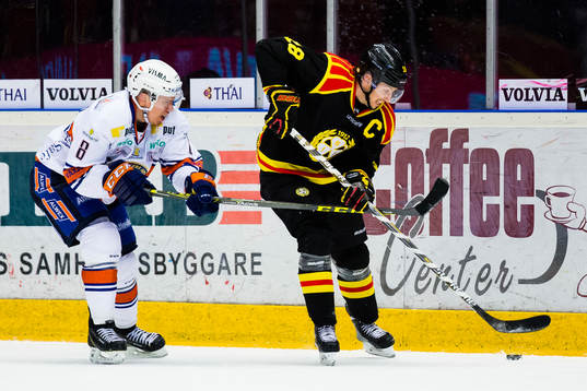 Växjös Ville Varakas i kamp om pucken med Brynäs Anton