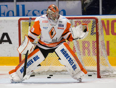 Karlskronas målvakt Patrick Galbraith tar en puck i