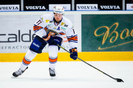Växjös Alexander Johansson med pucken