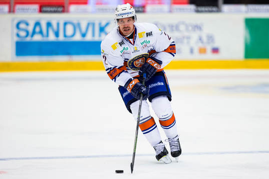 Växjös Teemu Laakso med pucken