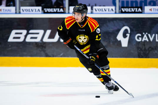 Brynäs Pathrik Westerholm med pucken